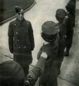 Sargento de la R.A.F. Entrena a Mujeres, c1943 de Cecil Beaton