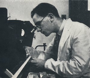 Investigador con microscopio probando la estructura de una aleación de aluminio