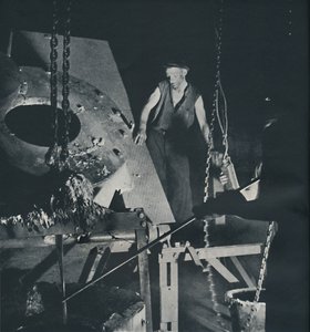 Trabajador en una fábrica de aviones preparando aleación