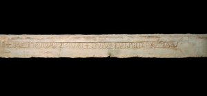 Arte celta: “tributo a las deidades” Inscripción grabada en alfabeto celta (Ogham). de la región de Como, Italia. Finales del siglo VI principios del siglo V a.C. Dim. 365x19x33 cm Como, Museo Cívico Arqueológico Paolo Giovio de Celtic