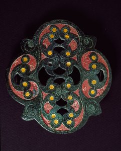 Arte celta: placa de bronce perforada con incrustación de esmalte. Siglo I d.C. De Paillard (Oise). Breteuil, museo arqueológico de Celtic