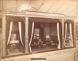 Exhibición de James Shoolbred & Co. -- Edificio Principal, Tres habitaciones con muebles