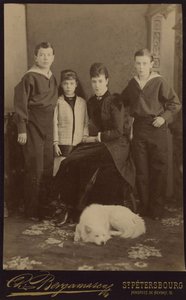 La emperatriz María Fiódorovna con sus hijos, Nicolás Alexándrovich, Jorge Alexándrovich y Xenia Alexándrovna, por Bergamasco, Carlos (Karl) (1830-1896). Foto en albúmina, aprox. 1883. Archivo Estatal de Cine y Fotografía de Rusia, Krasnogorsk de Charles Bergamasco
