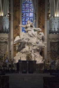 Vista interior de la Catedral de Chartres, el Altar Mayor (escultura de Charles Antoine Bridan la Asunción) de Charles Antoine Bridan