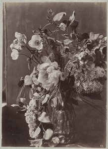 Estudio de flores con jarrón adornado de Charles Aubry (manner of)