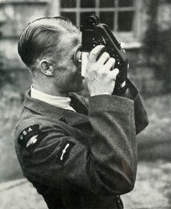 Aviador aprendiendo navegación durante la Segunda Guerra Mundial, 1941
