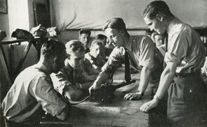 Personal de la RAF aprendiendo sobre armas, 1941 de Charles Brown
