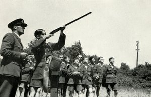 Personal de la RAF aprendiendo a disparar armas durante la Segunda Guerra Mundial, 1941