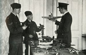 Personal de la RAF aprendiendo a identificar aviones durante la Segunda Guerra Mundial, 1941 de Charles Brown