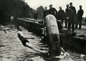 Personal de la RAF aprendiendo a usar un bote salvavidas, 1941