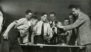 Personal de la RAF recibiendo instrucción de motores aeronáuticos, 1941