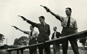 Práctica de revólver en la Escuela de Entrenamiento de Vuelo Elemental, 1941