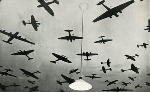 Siluetas de aviones militares...en una escuela de entrenamiento de la RAF durante la Segunda Guerra Mundial, 1941