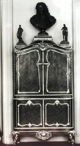 Gabinete con un busto de Luis de Orleans (1703-52)