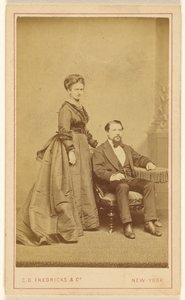 [Pareja no identificada: mujer de pie, hombre con barba Vandyke sentado] de Charles DeForest Fredricks