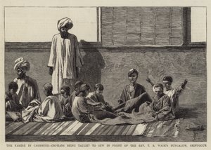 La hambruna en Cachemira, huérfanos aprendiendo a coser frente al bungalow del reverendo T R Wade, Srinuggur de Charles Edwin Fripp