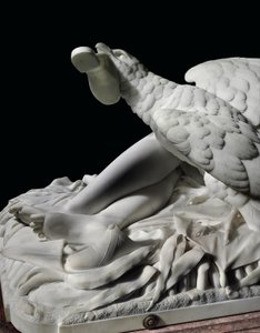 Figura de tamaño natural de Rhodopis sobre pedestal