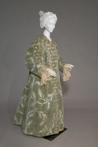 Abrigo de noche de Bertha Palmer, c.1902 (vista oblicua frontal). Satén de seda con terciopelo cortado en patrón de trigo, encaje de hilo metálico, borlas de seda metálica. Worth, París.