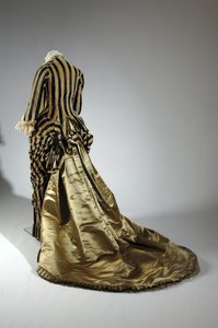 Vestido de noche, c.1884 (vista oblicua trasera)