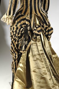 Vestido de noche, c.1884 (vista oblicua trasera del detalle del polisón). Satén de seda y terciopelo cortado, encaje, borlas y flecos de hilo de seda. Charles Frederick Worth, Francia.