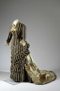 Vestido de noche, c.1884 (vista oblicua lateral) de Charles Frederick Worth