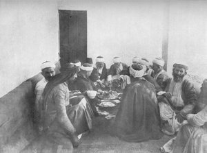 Una comida con los drusos, c. 1913 de Charles J. S. Makin
