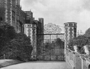 Puerta este en la fachada norte de Charles Latham
