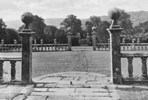 Huellas en el césped de Charles Latham