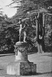 Figura de plomo sobre base de piedra--Césped sur de Charles Latham