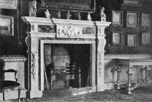 La chimenea en la sala de terciopelo de Charles Latham