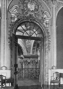 El gran salón y el arco del vestíbulo de Charles Latham