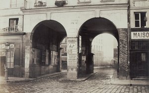 Les Deux-Portes. Vista desde la rue des Innocents hacia la rue de la Ferronnerie. de Charles Marville
