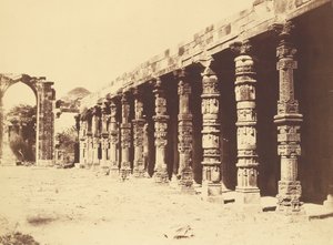 Interior del Templo Hindú en Kootub de Charles Moravia