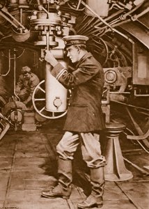 Oficial de submarino británico examinando el periscopio con la esperanza de encontrar un objetivo enemigo.