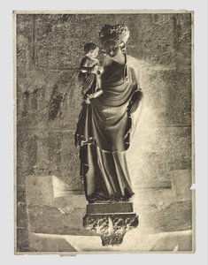 Escultura de María con el Niño en Notre-Dame, París