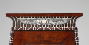 (detalle) de un gabinete de monedas ornamentado con emblemas egipcios de plata, c.1805