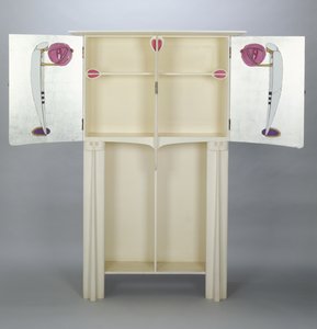 Gabinetes, hechos para 14 Kingsborough Gardens, Glasgow, 1902; dos figuras en las puertas laterales con capa árabe y turbante sosteniendo linternas