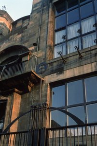 (detalle) de la herrería de la Fachada Norte, construida en 1897-99 de Charles Rennie Mackintosh