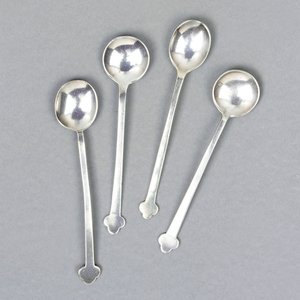 Cuatro cucharas para los Salones de Té de Miss Cranston