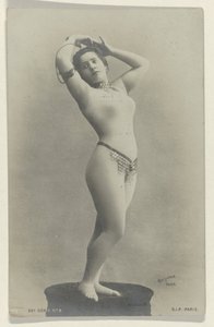 Retrato de una bailarina desconocida escasamente vestida en un programa para un concierto, anuncio de Comptoir Photographique de l