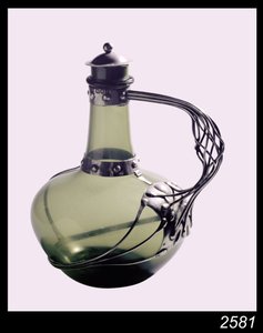 Decantador de vidrio verde con montura de plata con marca del fabricante para el Guild of Handicraft, 1901 de Charles Robert Ashbee