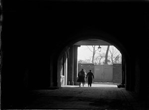 Túnel o pasaje cubierto mirando hacia tres figuras, Greater London Authority, 1930s