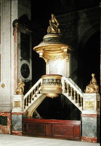 Púlpito con figuras doradas de Fe y Esperanza por Guesdon y Caridad por Dumont de Charles de Wailly