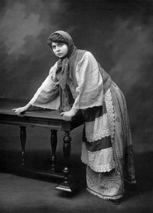 La actriz francesa Jane Rosni-Derys en el papel de Sonia Randzew en la obra "Les revoltes", París, foto de Cheri Rousseau y Glauth del periódico francés "Le theatre" de diciembre de 1908.
