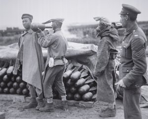 Unidad china almacenando bombas aéreas en un depósito de municiones en Francia de Chinese Photographer