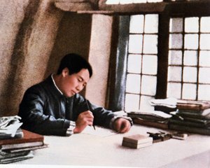 Mao escribiendo su obra 