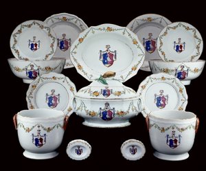 Servicio de cena armorial famille rose pintado con los escudos de Tranefelt de Suecia de Chinese School