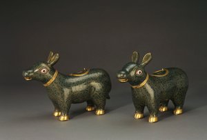 Un par de recipientes en forma de tapir de esmalte cloisonné de Chinese School