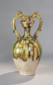 Ánfora con asas en forma de cabezas de dragón con un esmalte de tres colores, Dinastía Tang, 618-907 de Chinese School