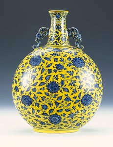 Un frasco lunar esmaltado en azul bajo vidriado y amarillo con un patrón de peonía y loto, c.1723-1735